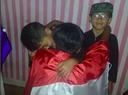 Mesranya! Ramai-ramai Foto Berpelukan ala Jokowi-Prabowo