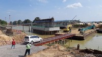 Selepas KM 140, ruas yang dilewati ialah Terbanggi Besar-Pematang Panggang. Nah, di ruas ini masih banyak jalan yang belum sempurna, bahkan masih terpotong. Sehingga, saat melewatinya beberapa kali putar setir keluar jalur tol dan memasuki jalan nasional, bahkan jalan perkampungan.