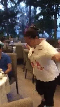 Unik! Pelayan Ini Sajikan Ayam Sambil Berjoget Lincah