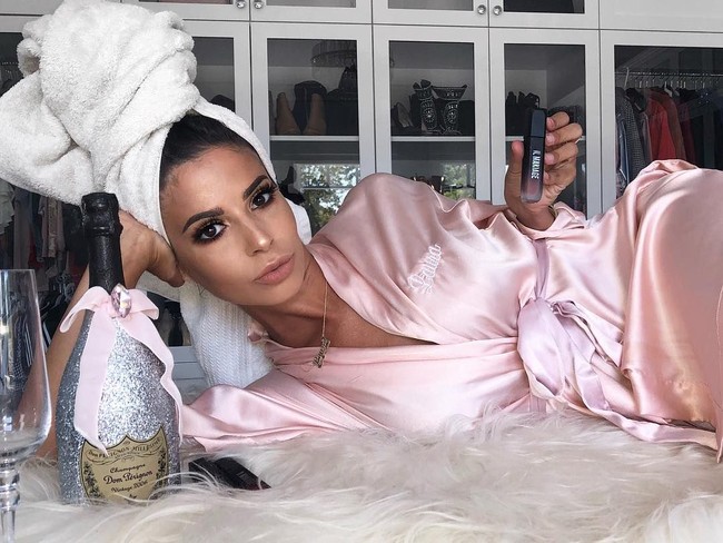 Sayangnya popularitas Laura Lee sebagai guru makeup tercoreng setelah fans mengetahui ia kerap menulis kicauan bernada rasis di Twitter. Dalam beberapa tweet, wanita asal Alabama Amerika Serikat itu menyinggung ras kulit hitam dan China. Foto: Instagram @lauralee