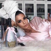 Sayangnya popularitas Laura Lee sebagai guru makeup tercoreng setelah fans mengetahui ia kerap menulis kicauan bernada rasis di Twitter. Dalam beberapa tweet, wanita asal Alabama Amerika Serikat itu menyinggung ras kulit hitam dan China. Foto: Instagram @lauralee