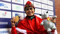 Arumsari Puspa terlihat sangat semringah saat memamerkan medali emas di depan kamera. Ia sukses meraih emas pencak silat lewat nomor single putri. Agung Pambudhy/detikcom.