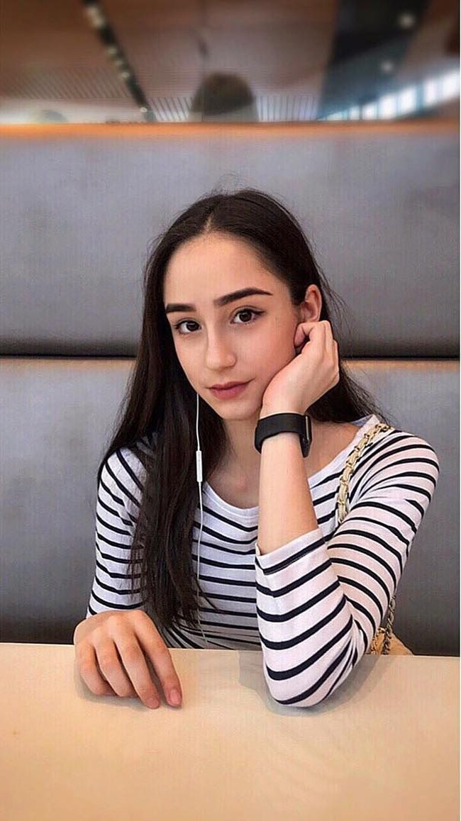 Seperti inilah penampilan Alina saat tidak berkompetisi. Wajah cantiknya yang bak boneka mendapat pujian dari warganet dunia. Foto: Instagram @adilkhanova.a