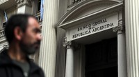 Bank Sentral Argentina merespons depresiasi peso yang cepat dan lonjakan inflasi dengan menaikkan suku bunga menjadi 45%. Foto: Dok. Reuters