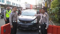 Polisi melakukan tes urine kepada Franky. Urine pria tersebut dinyatakan mengandung narkotika. (Foto: Dok. Satlantas Polres Jakbar)