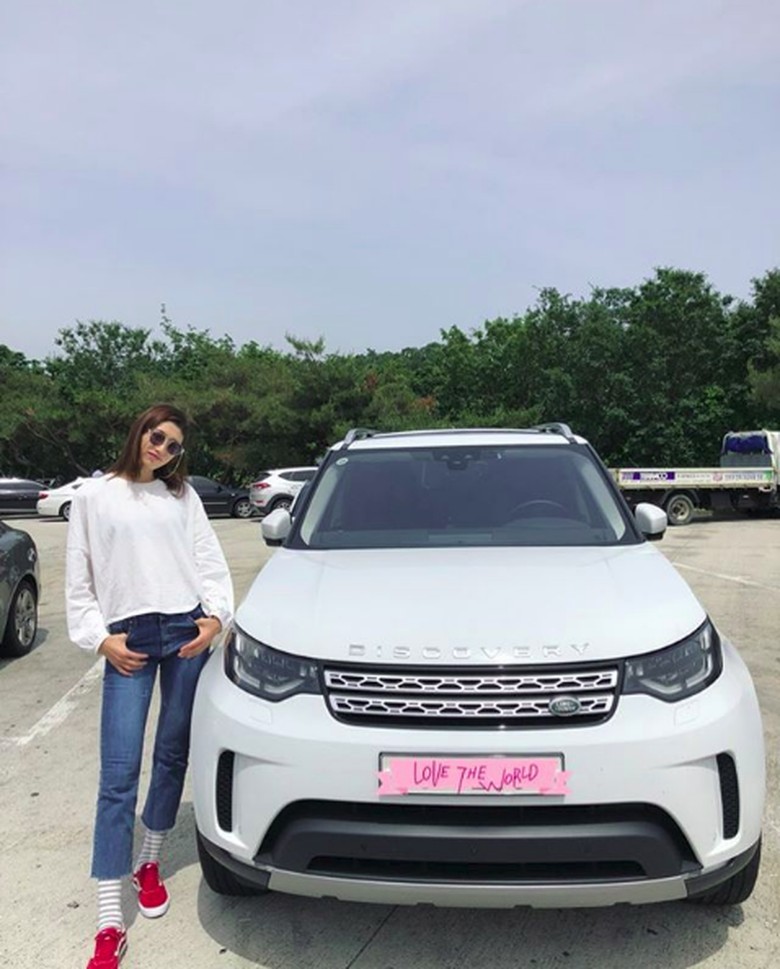 Kim Yeon-kung dengan Land Rovernya. Foto: Screenshot Instagram Kim Yeon-kung Kim Yeon-kung dengan Land Rovernya. Foto: Screenshot Instagram Kim Yeon-kung