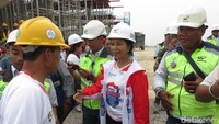 Rini juga juga sempat beberapa kali berhenti untuk melihat titik lokasi maupun sekadar menyapa pekerja yang ada. Namun, pemberhentian tidak selama seperti yang sebelumnya. Perjalanan terus dilanjutkan Rini ke ruas Kayu Agung sepanjang 77 km, hingga Kemudian Kayu Agung-Palembang-Betung sepanjang 112 km.