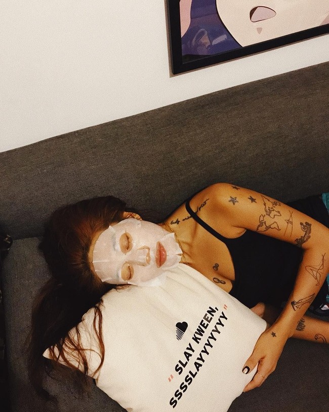 Rahasia kulit mulusnya adalah rajin pakai sheet mask. Selelah apapun Peggy, ia tetap merawat kulit. Seperti momen dalam foto ini. Setelah ia tampil di acara Soundcloud, Peggy tetap merawat kulitnya dengan pakai masker.  Foto: dok. Instagram (@peggygou_)