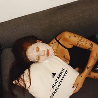 Rahasia kulit mulusnya adalah rajin pakai sheet mask. Selelah apapun Peggy, ia tetap merawat kulit. Seperti momen dalam foto ini. Setelah ia tampil di acara Soundcloud, Peggy tetap merawat kulitnya dengan pakai masker.  Foto: dok. Instagram (@peggygou_)