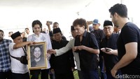Faldy Albar dimakamkan di TPU Tanah Kusir, Jakarta Selatan pada Kamis (30/8). Pool/Palevi S/detikFoto.