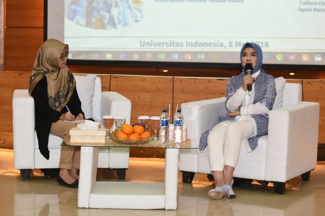 Inilah salah satu bukti Nicke termasuk wanita yang selalu memerhatikan keserasian tampilannya from head to toe. Saat saat menjadi pembicara dalam seminar Be A Superstudent In Millenials Era di hadapan 140 mahasiswa penerima beasiswa Yayasan Baituzzakah Pertamina (Bazma), wanita kelahiran Tasikmalaya itu memakai hijab biru yang matching dengan outer dan sepatunya. Foto: Dok. Pertamina, Facebook