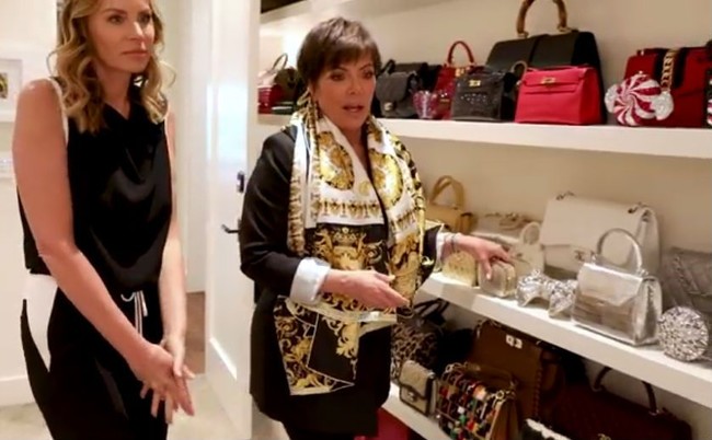 Semua benda yang aku punya spesial. Ada juga yang sangat, sangat spesial bagiku, pungkas Kris. Foto: YouTube/Judith Leiber Couture