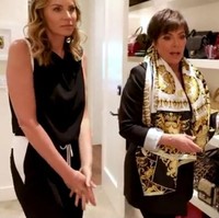 Semua benda yang aku punya spesial. Ada juga yang sangat, sangat spesial bagiku, pungkas Kris. Foto: YouTube/Judith Leiber Couture