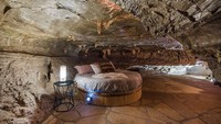 Kini hotel gua ini  bisa jadi milik Anda dengan penawaran minimal US$ 2,75 juta. Berminat? Istimewa/Mallory Gallery/Boredpanda.