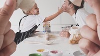 Wanita yang tinggal di Durham, Inggris ini juga sering membuat konsep foto unik. Jamur kancing diibaratkan jadi topi chef nih saat ia bikin kue bareng anaknya. Foto: Instagram allthatisshe