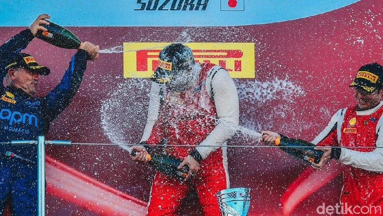 Renaldi Hutasoit podium 1 di balapan kedua Ferrari Challenge. Foto: Ferrari Renaldi Hutasoit podium 1 di balapan kedua Ferrari Challenge. Foto: Ferrari