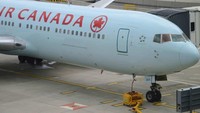 Mengaitkan pesawat. Banyak bandara menyediakan sistem listrik bawah tanah atau generator portabel dan setelah tersambung ke pesawat, maka sumber daya dialihkan dan mesin dimatikan (CNN Travel)