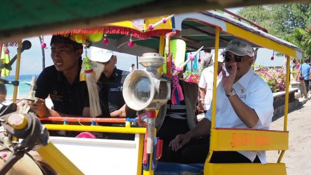 Arief menggunakan Cidomo untuk berkeliling (dok TCC Kemenpar)