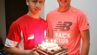 Rayakan ulang tahun rekan sesama atlet, Hanifan berikan kejutan manis dengan membawa cake cokelat untuk sahabatnya. Foto: Instagram @hanifan_yk