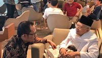 Bersama Maruf Amin, Hanif terlihat tengah berbincang ringan. Untuk menghormati orang yang dituakan, Hanif dengan sopan duduk merendah. Pada meja di depan kedua tokoh politik ini ada piring berisi buah dan gelas teh. Foto: instagram @hanifdhakiri