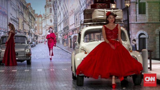 Kala Zebra Cross Berubah Jadi Runway Modis 'Audrey Hepburn'
