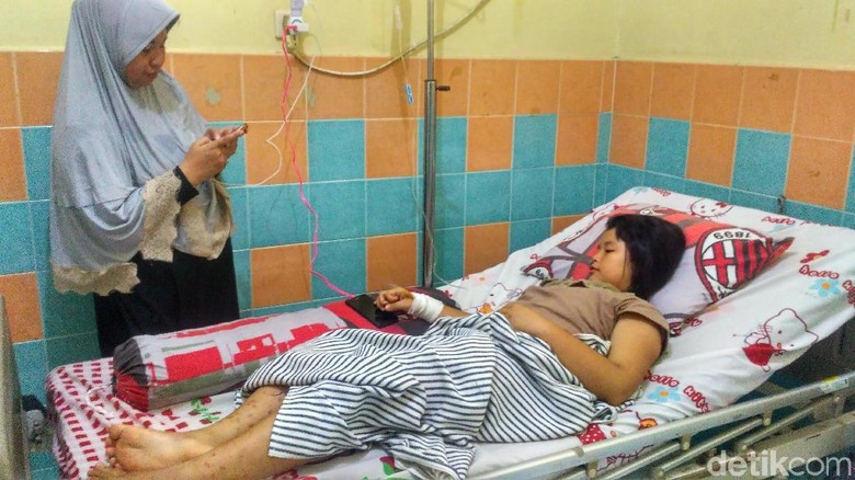 Bocah SD yang Tak Bisa Jalan Usai Imunisasi MR Dipindah ke RS Bocah SD yang Tak Bisa Jalan Usai Imunisasi MR Dipindah ke RS