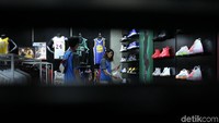 Para atlet basket wanita Thailand berbelanja di Mal Grand Indonesia, Kamis (30/8/2018).