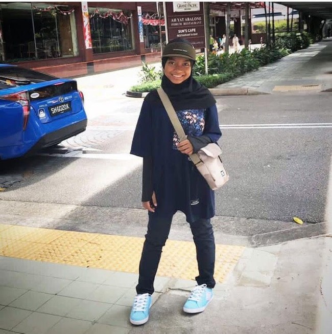 Untuk busana, Nyimas juga punya ciri khas. Biasanya ia memilih baju olahraga lengan panjang atau lengan pendek dipadukan dengan inner manset. Foto: dok. Instagram