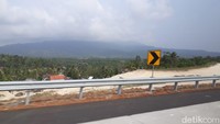 Selain jalannya yang sudah layak dilewati, pengendara yang melewati jalur ini juga akan disuguhkan bonus pemandangan yang cukup apik. Pemandangannya mulai dari perbukitan yang indah, hingga persawahan hijau.