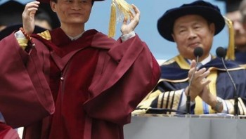 Kala mendapat gelar doktor kehormatan dari University of Hong Kong of Science and Technology. Foto: istimewa