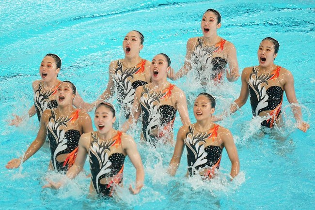 Indahnya busana renang hitam putih dengan sentuhan warna merah dari tim renang artistik Jepang kategori Technical Routine ini.  Foto: Getty Images