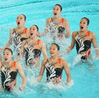 Indahnya busana renang hitam putih dengan sentuhan warna merah dari tim renang artistik Jepang kategori Technical Routine ini.  Foto: Getty Images
