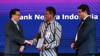 Penghargaan ini diserahkan Managing Editor The Asian Banker (TAB) International Foo Boon Ping kepada Pemimpin Divisi Internasional BNI Henry Panjaitan di Kawasan Mega Kuningan, Jakarta, Kamis (30/8/). Pool/BNI.