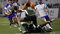 Pemain rugby Korea Selatan berebut bola sekuat tenaga dengan pemain rugby Sri Lanka.