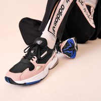 Dan kini, Kanye boleh bernapas lega. Kylie pun menyusul kakaknya, Kendall yang sudah ikut berkampanye untuk Adidas Originals. Termasuk Kim yang menjadi iklan berjalan Adidas karena suaminya. Foto: Instagram