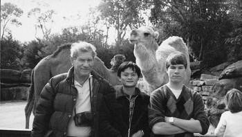 Berpose dengan David Morley dan ayahnya, Ken Morley. Mereka menjadi seperti saudara dan Ken banyak membantu kondisi finansial Jack Ma. Ma menyebut keluarga itu termasuk yang paling berjasa dalam hidupnya. Foto: istimewa