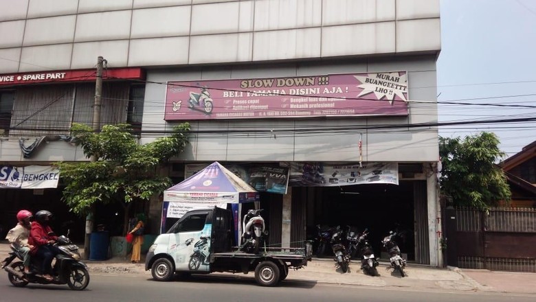 Melamun, Lengan Perempuan Terjepit Lift Diler Motor Bandung Melamun, Lengan Perempuan Terjepit Lift Diler Motor Bandung