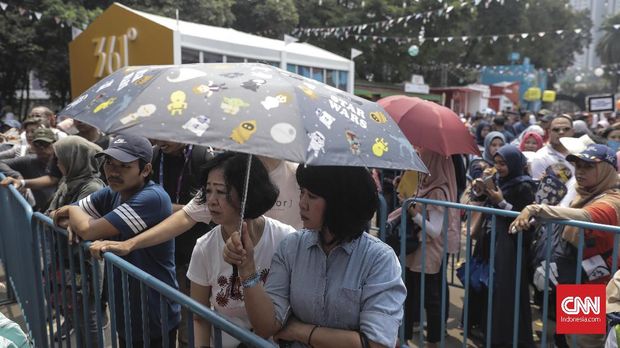 Calon pembeli harus mengantre untuk masuk ke Asian Games Super Store.