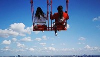 Saat mendapat undangan untuk tampil di Amsterdam, Gou tak menyia-nyiakan kesempatan untuk melewatkan ADAM Lookout. Ini adalah ayunan tertinggi Eropa yang punya pemandangan Kota Amsterdam. (peggygou_/Instagram)