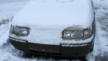 Yang dibersihkan cuma bagian jendelanya. (Foto: Brightside)