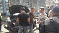 Mobil bernopol B-1965-UIQ itu terjebak di dekat Halte Mangga Besar. Di depan mobil ada bus TransJ yang sedang menaik-turunkan penumpang. (Foto: Dok. Satlantas Polres Jakbar)