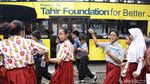 Patut Dicontoh! Siswa SD Ini Menunggu Bus Sambil Belajar