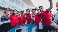 Renaldi yang start terdepan tak bisa diganggu lajunya oleh pebalap lain. Dia akhirnya memimpin sampai bendera finis dikibarkan. Dengan hasil balapan di Suzuka, Alex Au masih mempertahankan posisinya di puncak klasemen dengan perolehan 113 angka, disusul Philippe Prette 97 poin dan Renaldi Hutasoit dengan 78 poin. Dok. Ferrari.