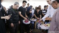 Fachri mendapatkan izin khusus untuk bisa hadir di pemakaman adiknya tersebut. Pool/Palevi S/detikFoto.