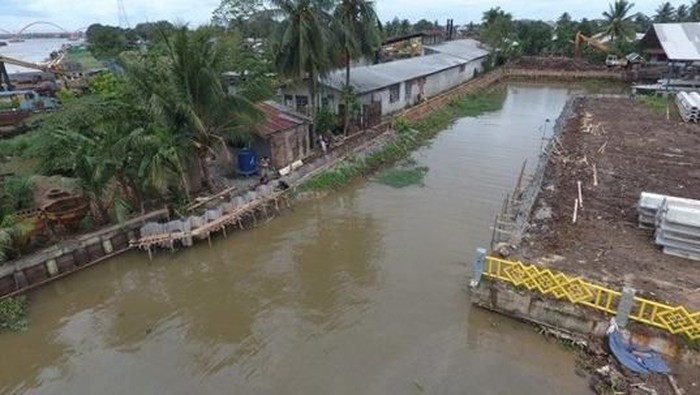 Kementerian Pekerjaan Umum dan Perumahan Rakyat (PUPR) membangun infrastruktur pengendali banjir Sungai Bendung yang bermuara di Sungai Musi, Palembang.