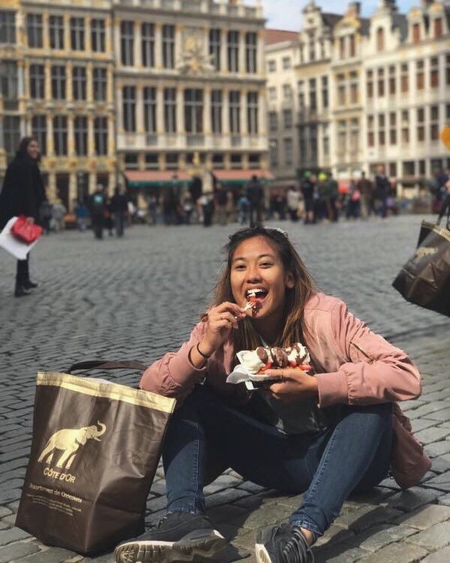 Begini gaya Shafa saat liburan di Eropa. Kasual dengan jeans dan jaket bomber, dan sneakers, berikut rambut ombrenya yang dibiarkan tergerai bebas. (Foto: Instagram/@shafa_fadli)