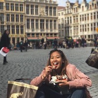 Begini gaya Shafa saat liburan di Eropa. Kasual dengan jeans dan jaket bomber, dan sneakers, berikut rambut ombrenya yang dibiarkan tergerai bebas. (Foto: Instagram/@shafa_fadli)