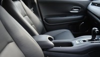 Pada bagian kursi juga telah dilengkapi dengan desain baru dengan bahan dasar kulit yang semakin menambah kesan sporty untuk menunjang kenyamanan pengendara selama di perjalanan. Tidak hanya itu, New Sporty Pedal Pad juga menambah kesan sporty di Honda HR-V. Foto: Dok.Honda Prospect Motor