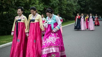 Perempuan muda di Korea Selatan tengah mengenakan pakaian tradisional. Foto: Carl Court / Getty Images