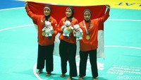 Pramudita Yuristya, Lutfi Nurhasanah dan Gina Tri Lestari sukses menyabet emas dikategori beregu putri. Grandyos Zafna/detikcom.